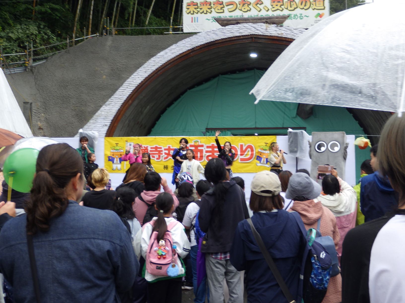 特設ステージの催物の写真