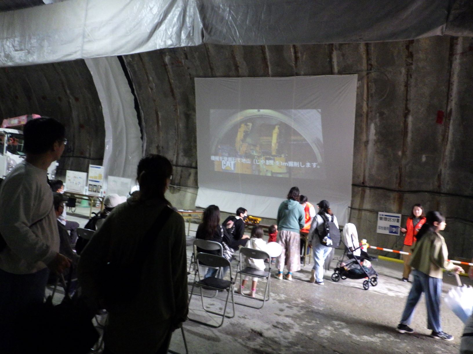 実際の工事映像を用いた事業概要と工事工法説明の写真