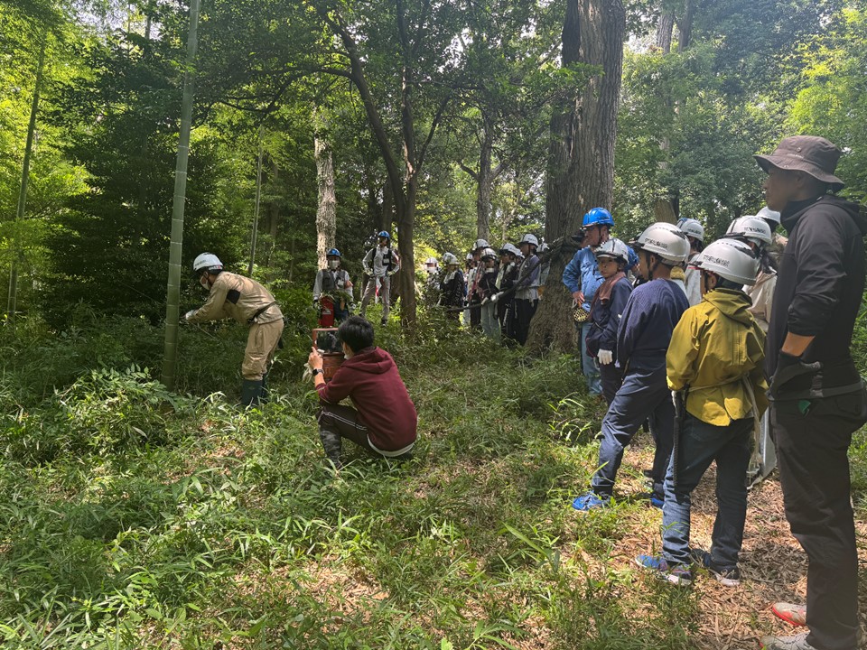 公園緑地協会の指導を受ける子どもたち