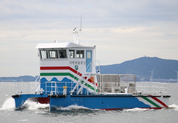 海面清掃(かいめんせいそう)船(せん)、「つつじ」の写真(しゃしん)