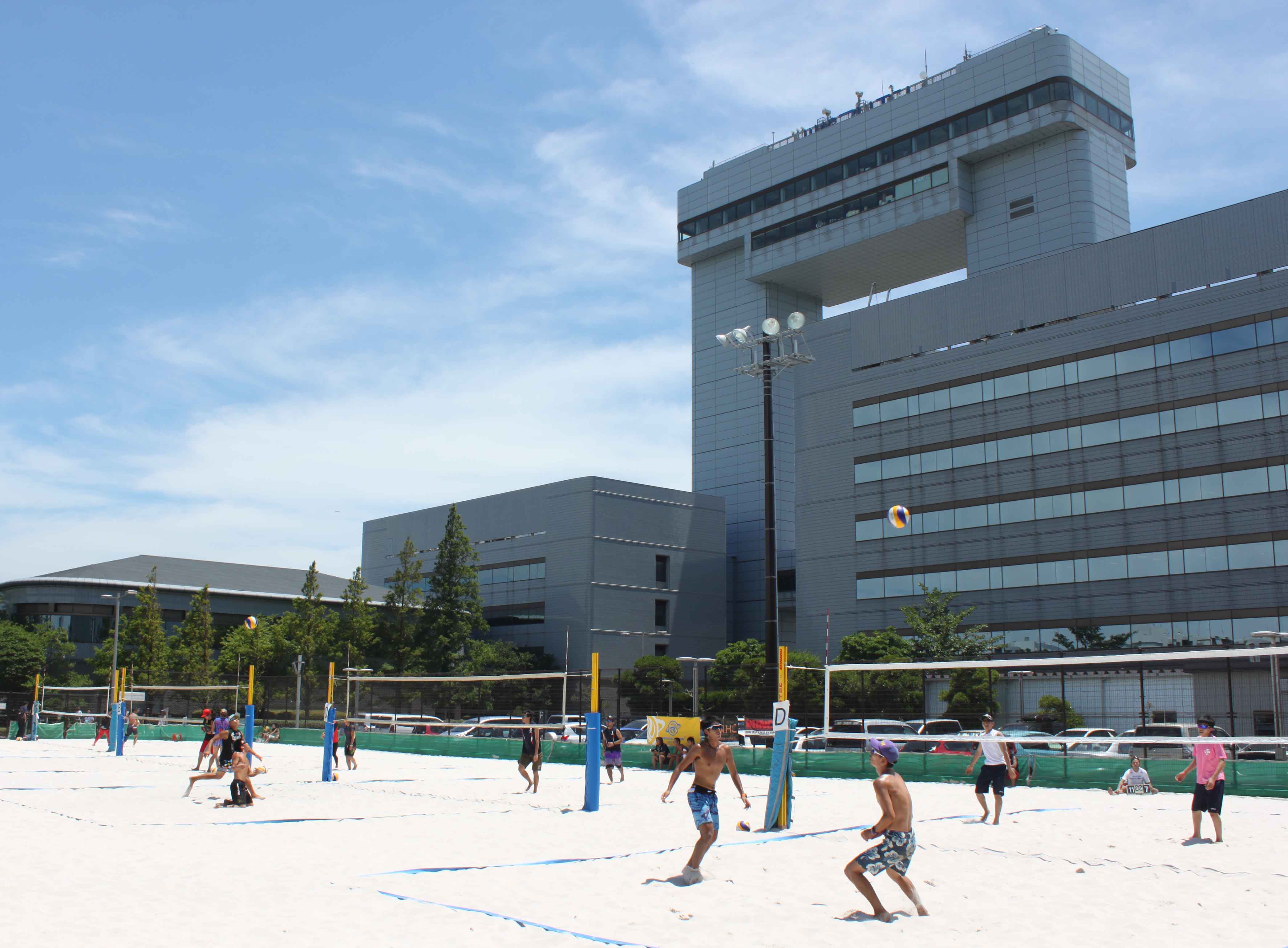 ビーチバレーをする選手たち