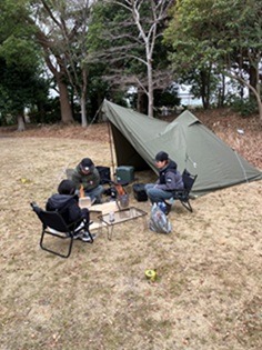 東扇島中公園キャンプ場での焚火の様子