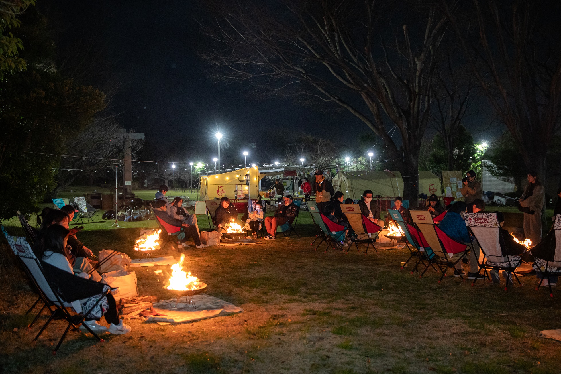 みんなで焚火を楽しんでいる画像