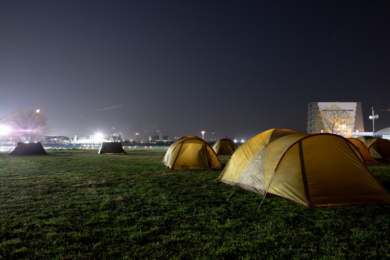 東公園に張られたテントと夜景