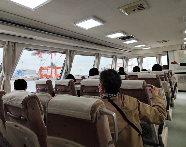 船内から外を眺める参加者