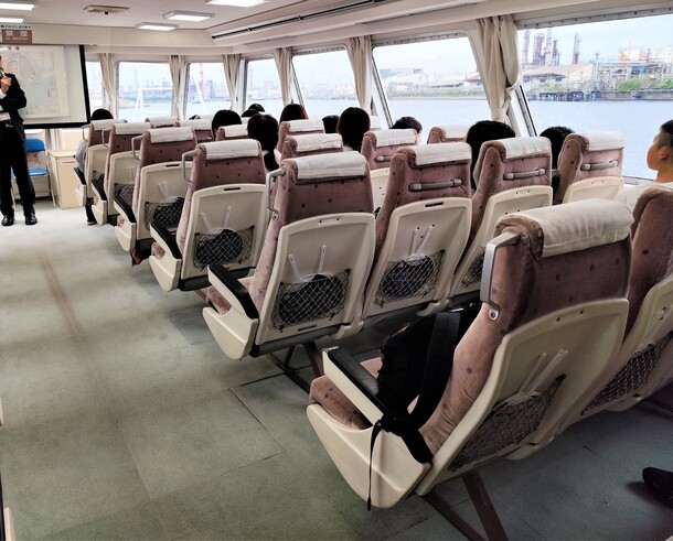 船内から外を眺める参加者