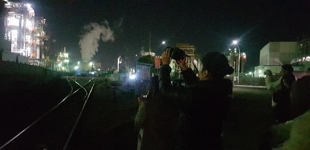 工場夜景を撮影する参加者たち