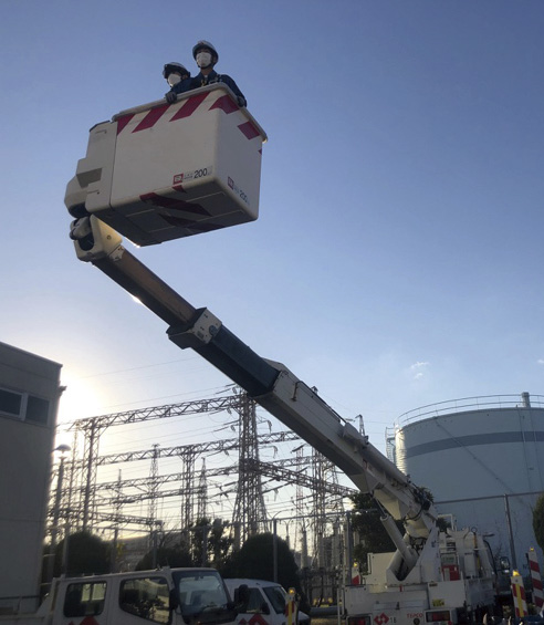 高所作業車での設備保守作業を体感