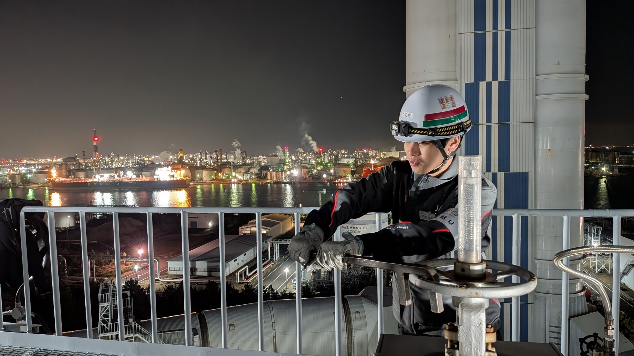 夜景をバックに