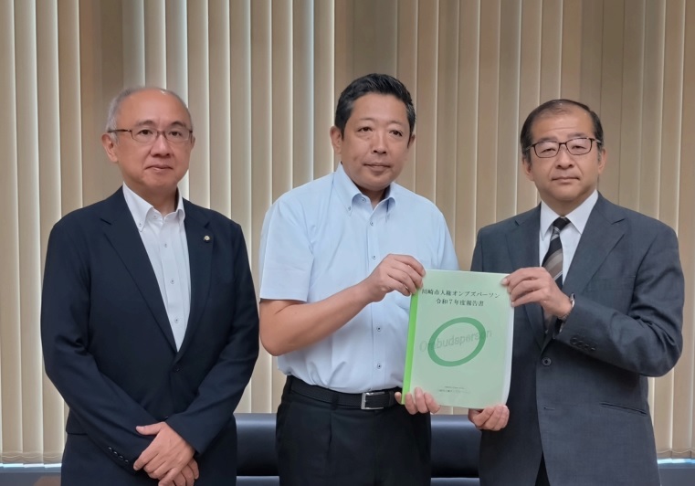 正副議長に令和7年度報告書を手渡す野村代表人権オンブズパーソンと飛田人権オンブズパーソン