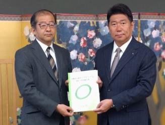 市長に令和7年度報告書を手渡す野村代表代表人権オンブズパーソンと飛田人権オンブズパーソン
