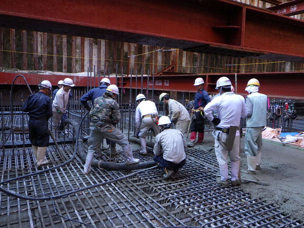 流量調整池床部分の鉄筋を組み立て、コンクリートを流し込んでいます。