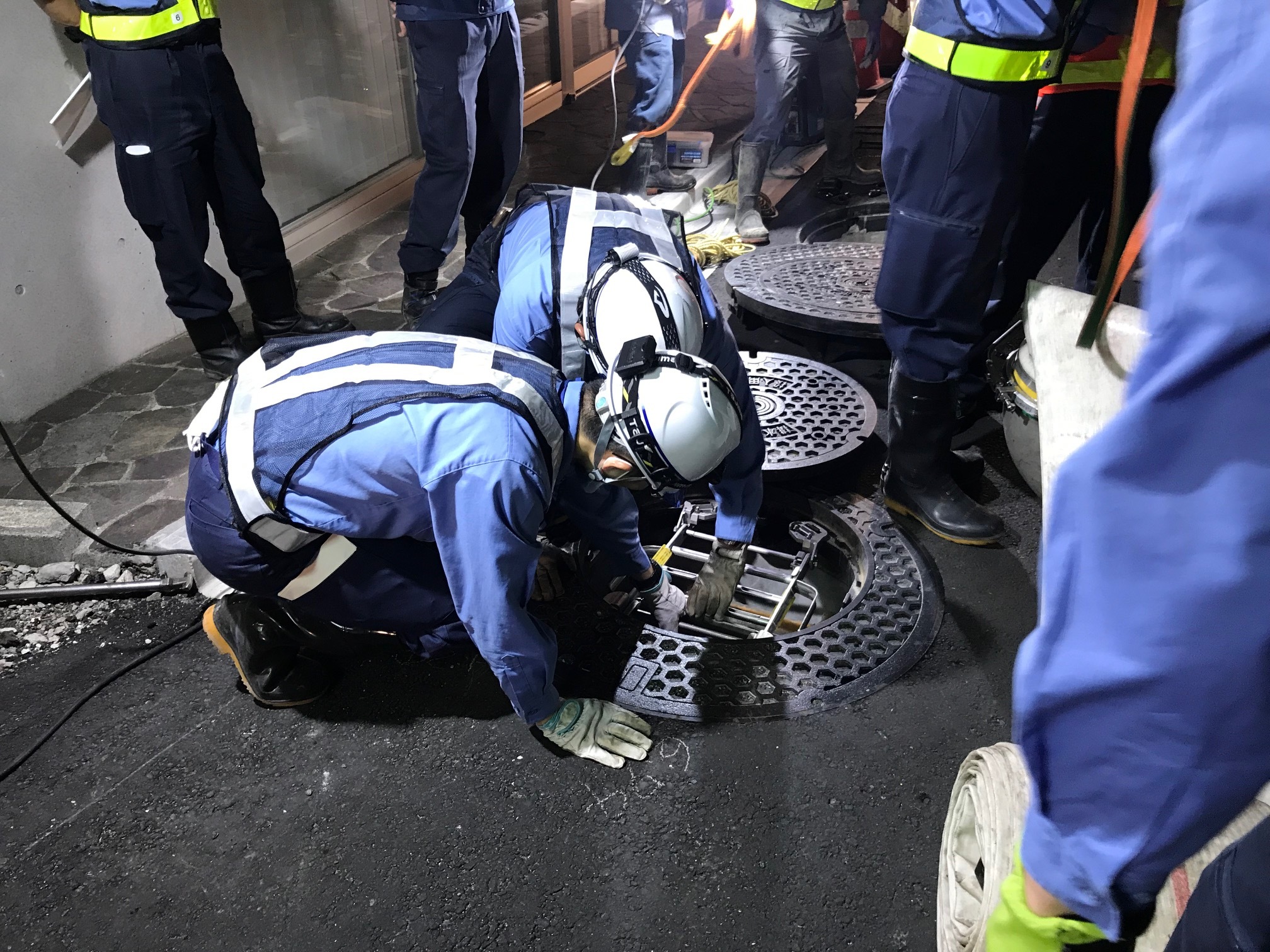 排水ポンプ投入用マンホール蓋開け