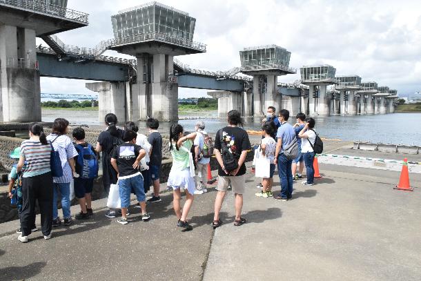 相模川の川辺から見る魚道