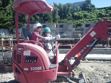 建設機械の運転体験の様子