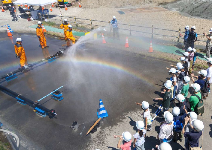 水道管漏水修理の実演の様子。虹が出ました
