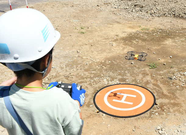 子どもがドローン操作中