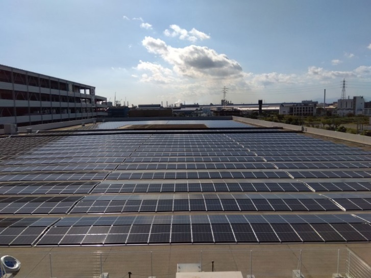 施設屋上に太陽光発電が設置された