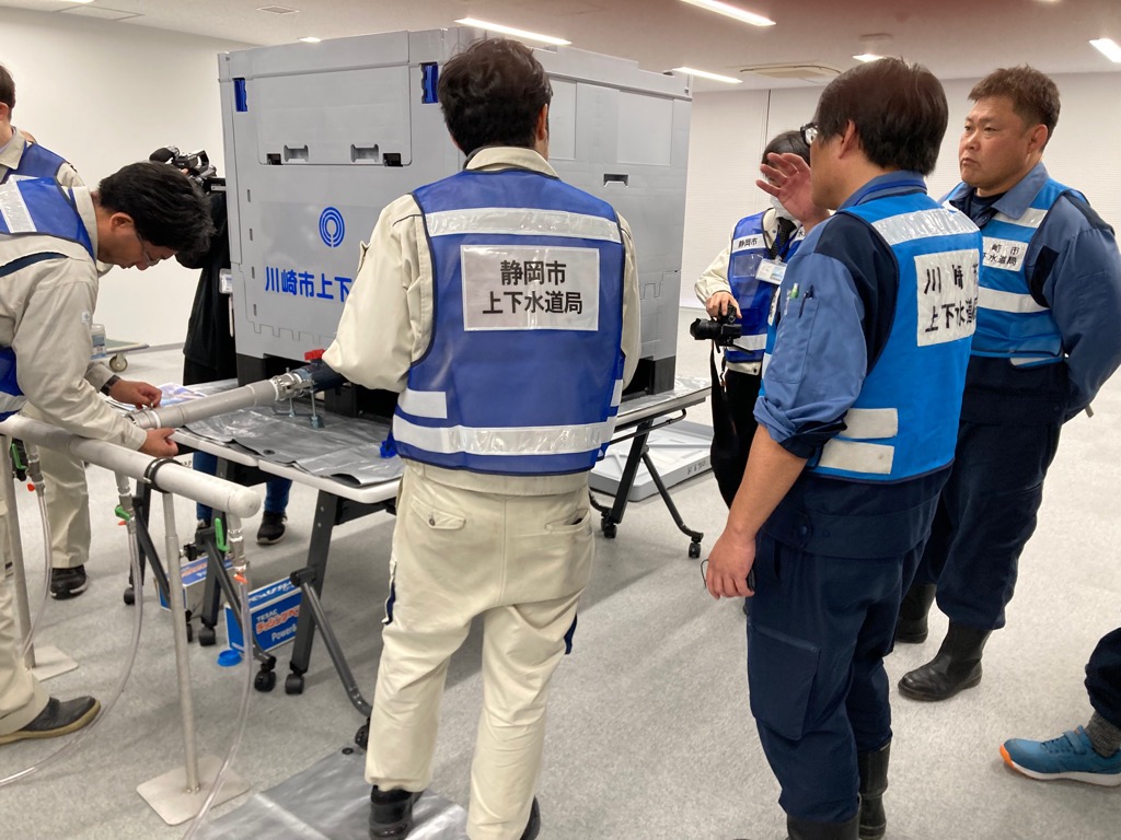 組立式給水タンクの設営の様子