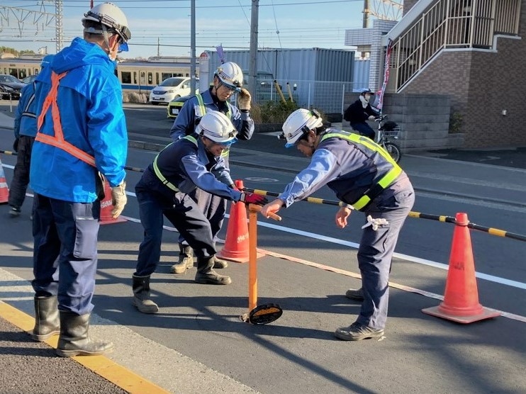 運用操作訓練で連絡管を作業している様子
