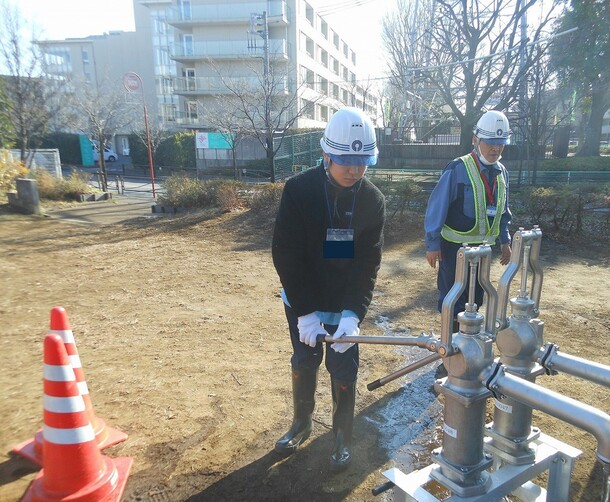 手押しポンプで水を汲んでいる様子(2)