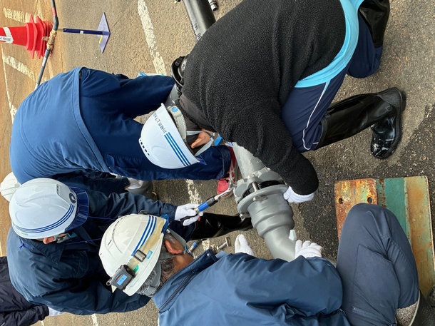 接合部のボルトを締めている様子(2)