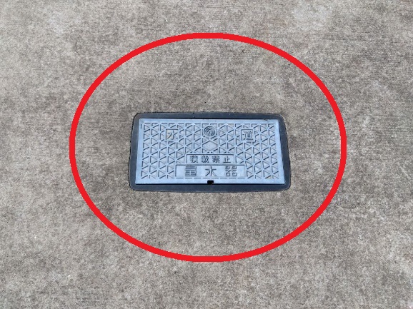 メーターボックスの蓋の上に重しがない写真