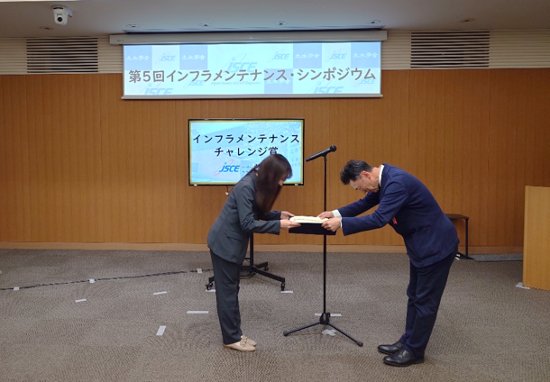 表彰状を授与している