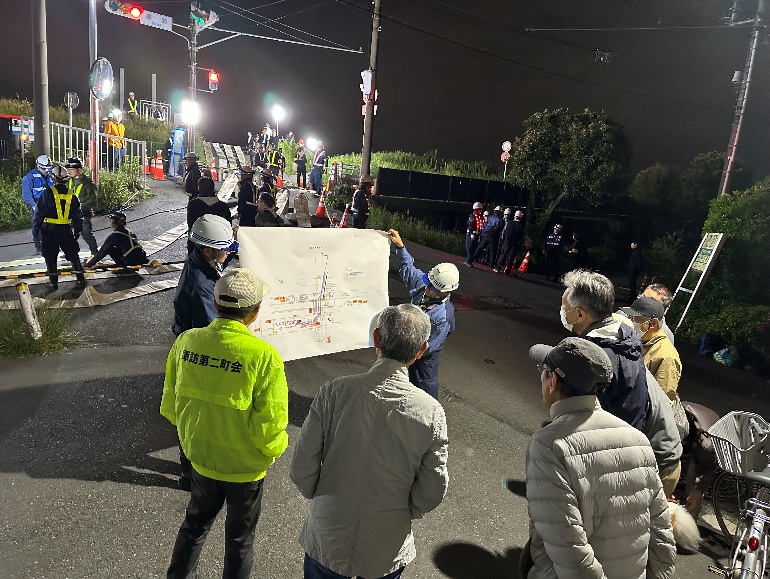 地域住民に訓練の概要を説明している様子