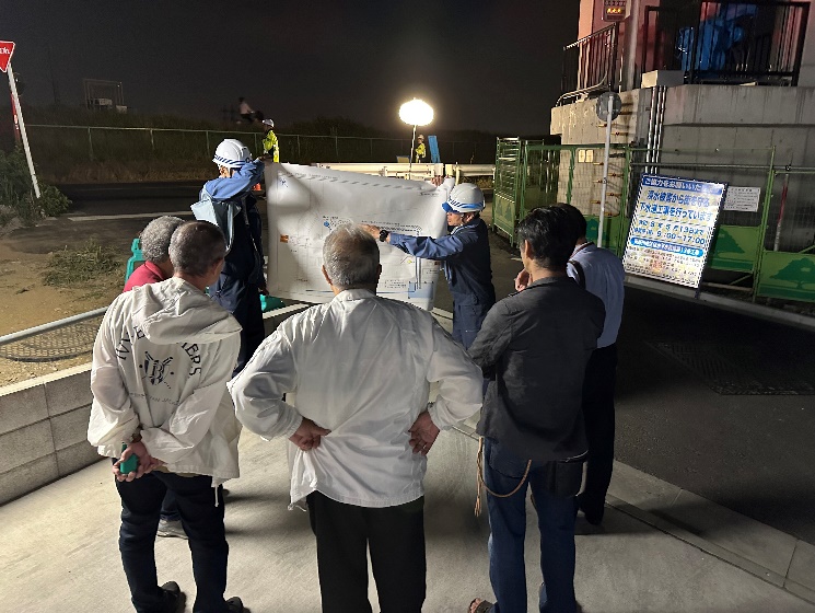 地域住民へ訓練の概要を説明する様子