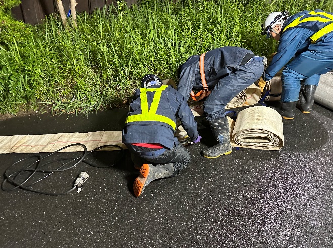 排水準備のため、ホースを敷設している