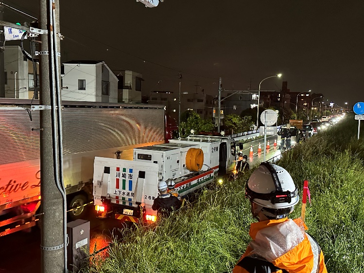 排水ポンプ車配置された様子を河川側から見た様子