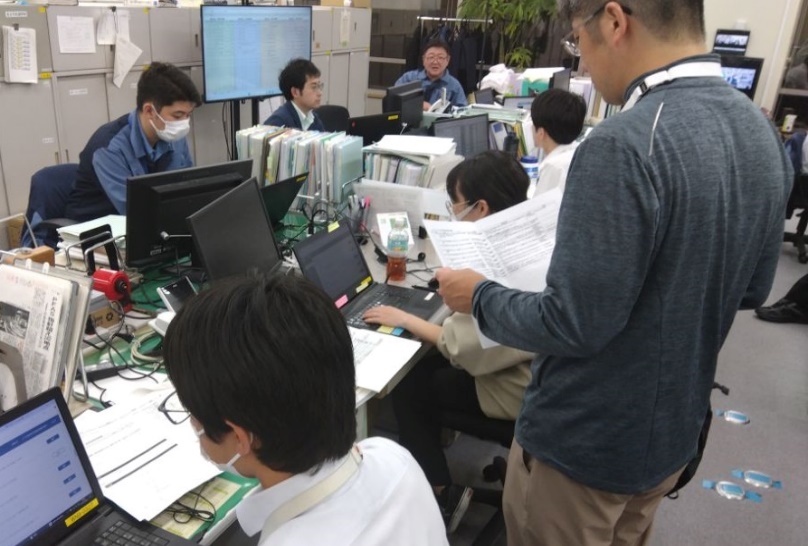 本庁舎でメールニュースかわさきのテストメール配信をしている様子
