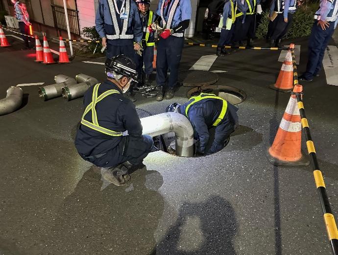 道路上にある曲管につなぐ様子