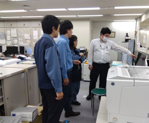 本庁舎でメールニュースかわさきのテストメール配信をしている様子
