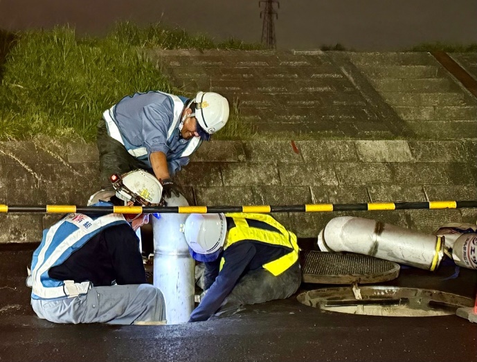 道路上にある曲管につなぐ様子