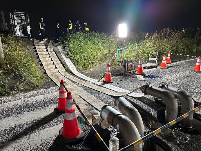 排水準備のため、河川側に排水ホースを敷設した