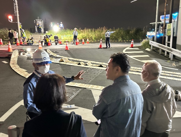 山王排水樋管側の訓練の見学に来た地域住民に訓練の概要を説明しました