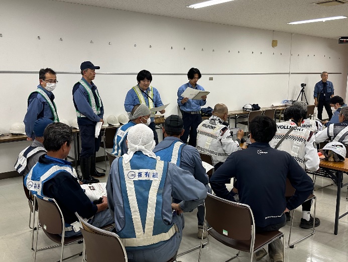 宇奈根排水樋管の排水ポンプ車の作業をする人たちで集まって、作業内容の共有をしました