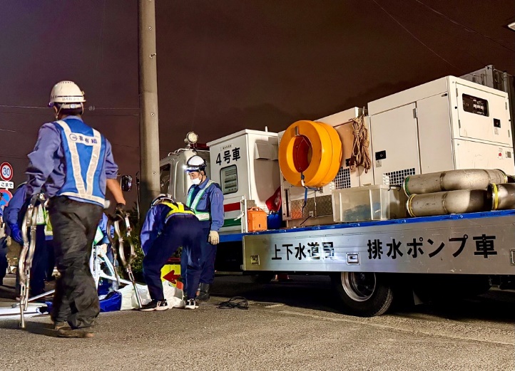 宇奈根排水樋管の排水ポンプ車配置された様子