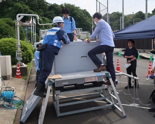 組立式給水タンクに関する訓練の様子(1)