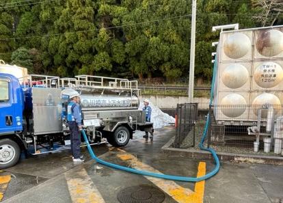 給水タンク車に水を入れているところ