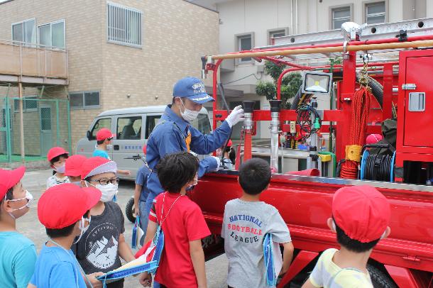 みんなが消防士の小学校での消火器取扱い指導