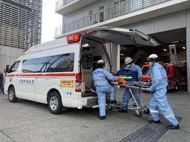 救急車と救急隊員の写真