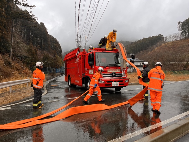 消火活動をする消防職員