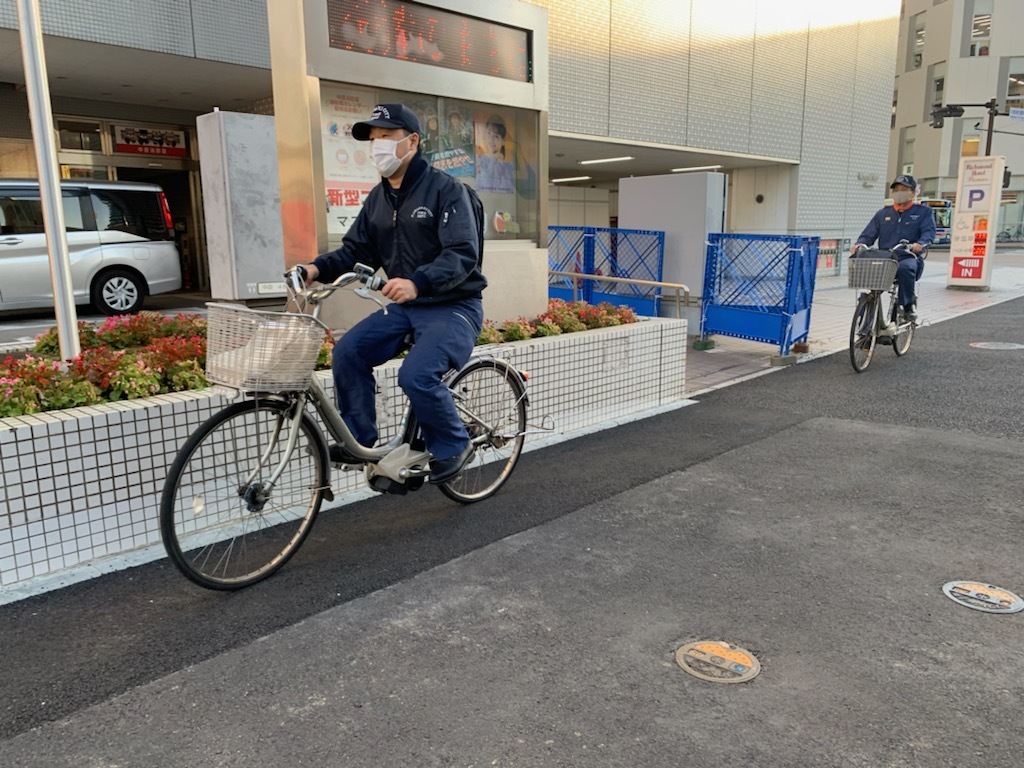 自転車で移動する消防職員