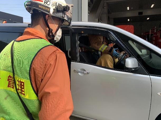 運転席に挟まれた人を救助します