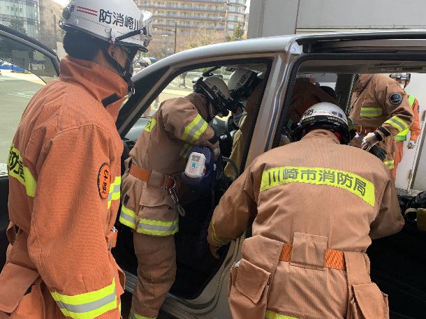 スプレッターを使って潰れた車内を広げて救助する隊員