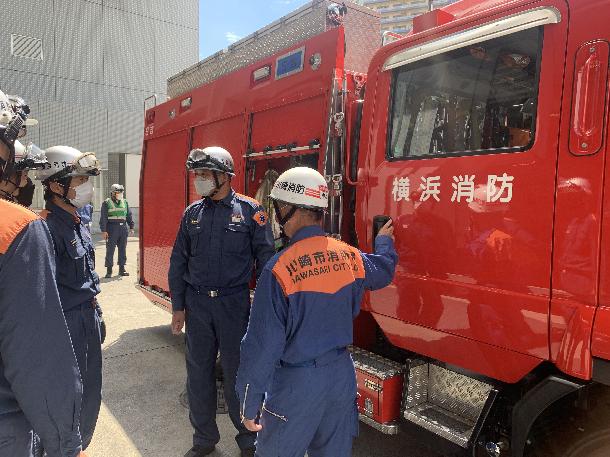 横浜消防の車両の性能を聞く中原消防署員
