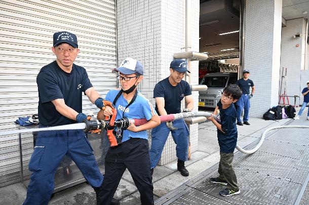 消火ホースによる放水訓練